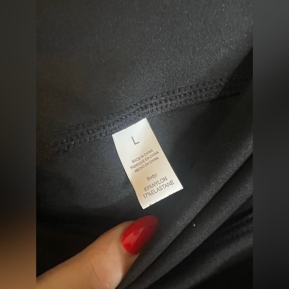 Black Performance Leggings for Versatile Wear - Picture 3 of 3